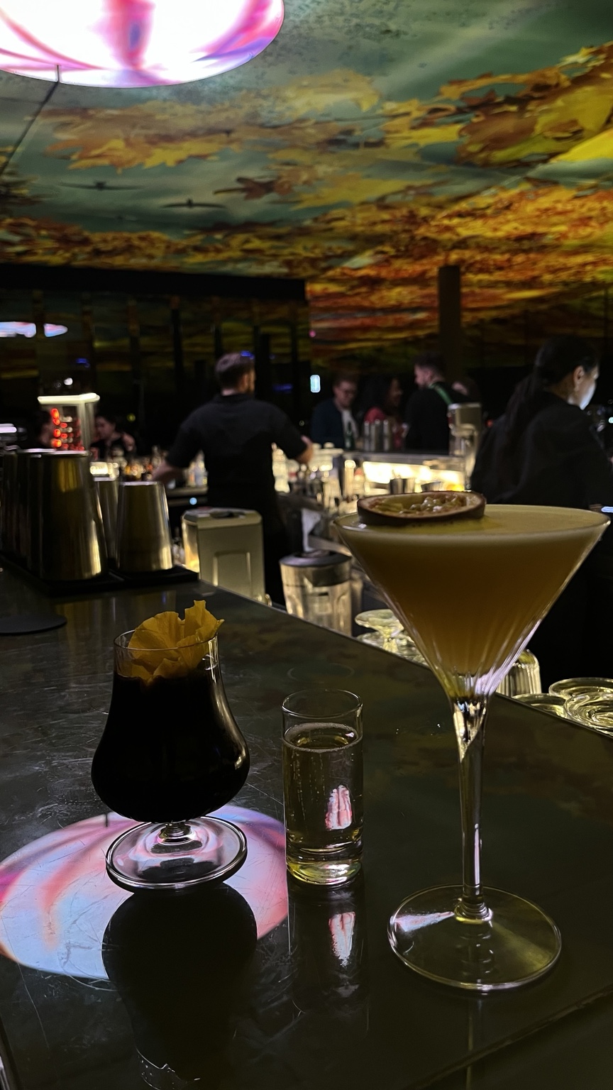 Cocktails reflecting the light of Das LOFT's illuminated ceiling